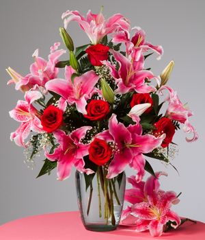 arreglo de lirios rosados y rosas en florero medellin
