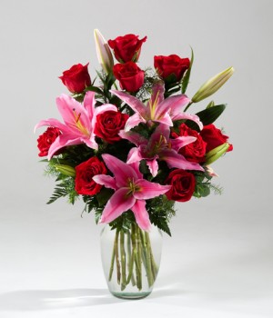 arreglo de rosas rojas y lirios rosados en florero medellin